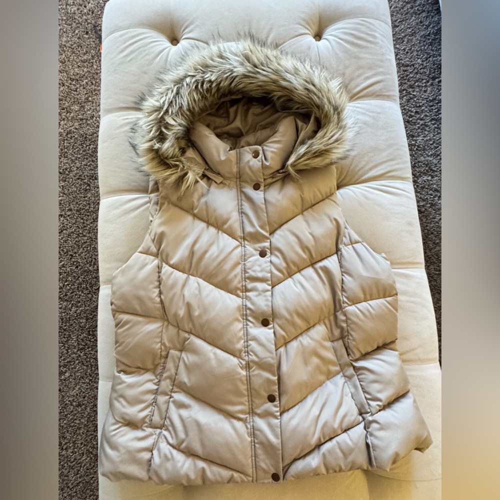 Gap warm puffer vest with fur trim EUC - Picture 3 of 5